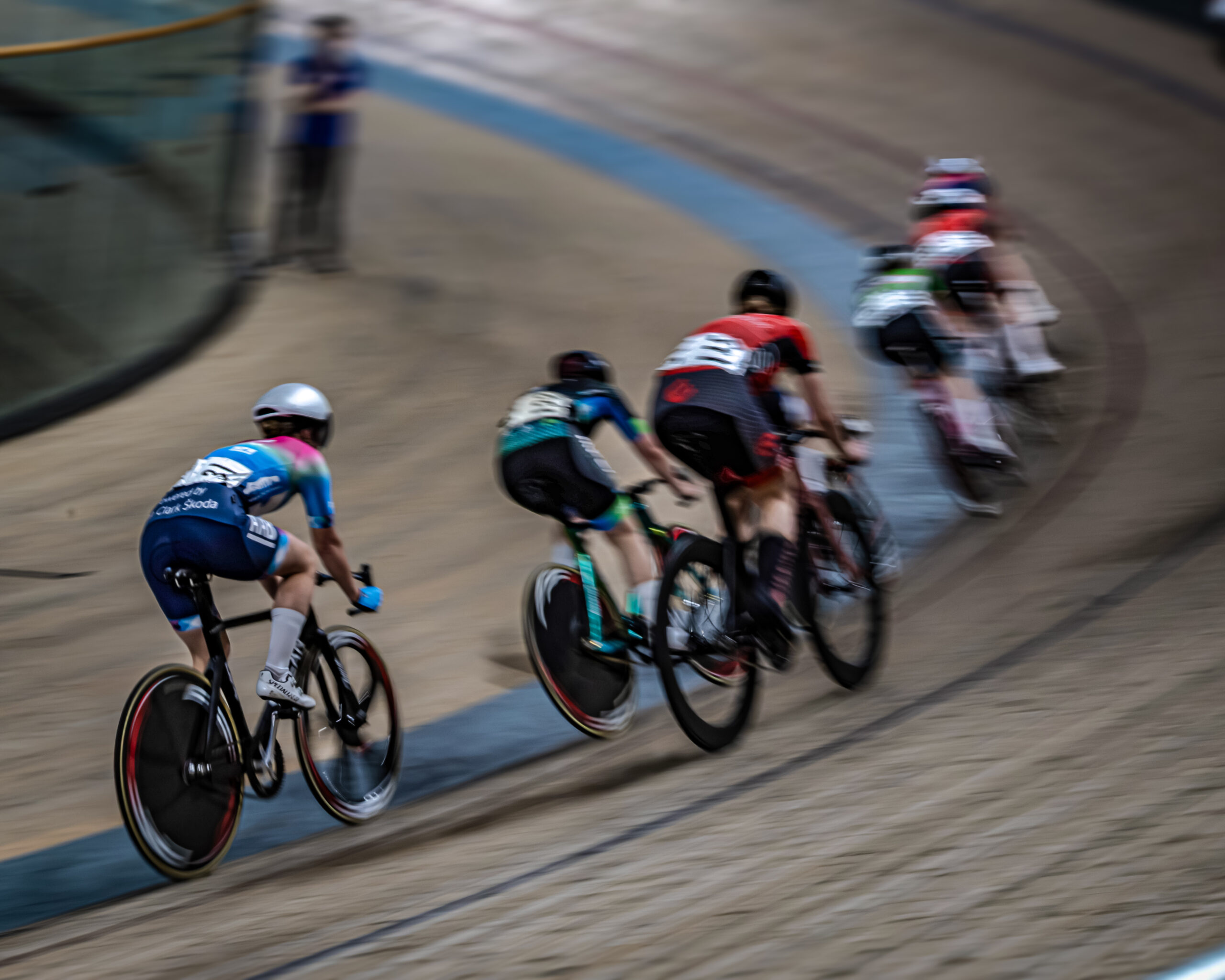 Female Peloton Back On Bend